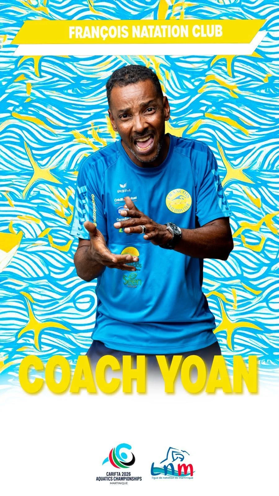 Visuel d'hommage du François Natation Club : Yoan Egouy, bras ouverts, sous le titre « Coach Yoan », aux couleurs bleu et jaune du club