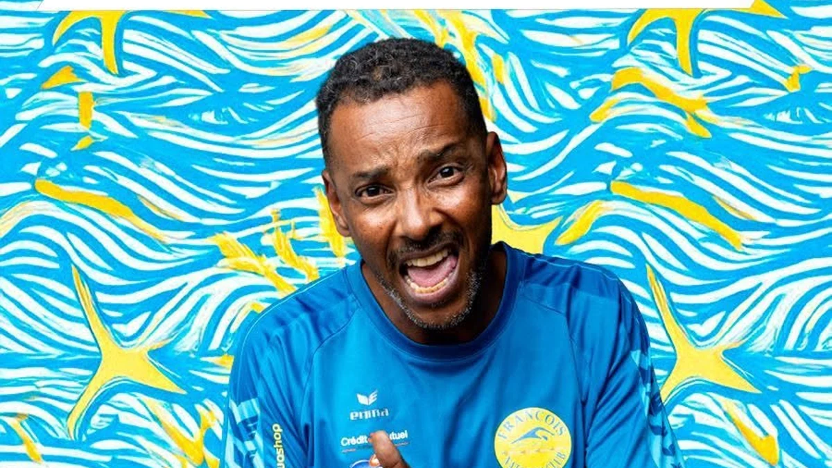 Yoan Egouy en maillot bleu du François Natation Club, sur le visuel d'hommage publié par le club