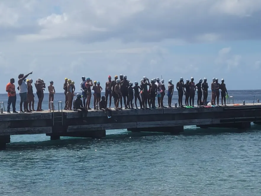 Vue d'ensemble du ponton où se rassemblent les nageurs des deux clubs