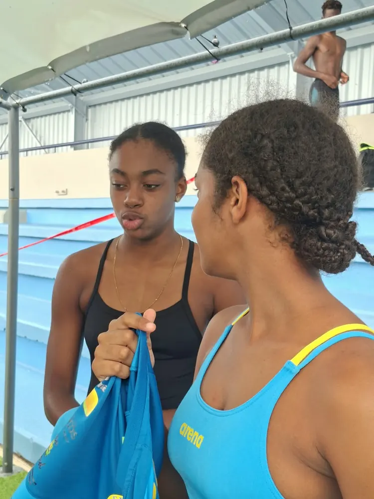 Deux nageuses échangent avant leur série