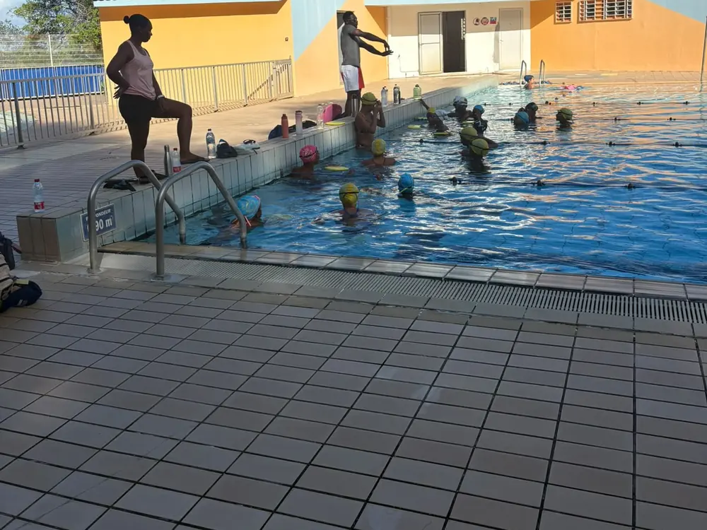 Fin de séance à la piscine du François, sous le ciel bleu de l'après-midi